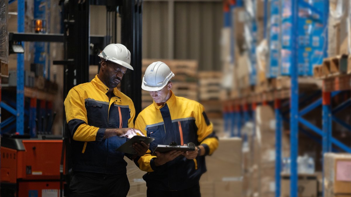 Zeitarbeit oder Direktvermittlung: Mitarbeiter in Logistik und Produktion