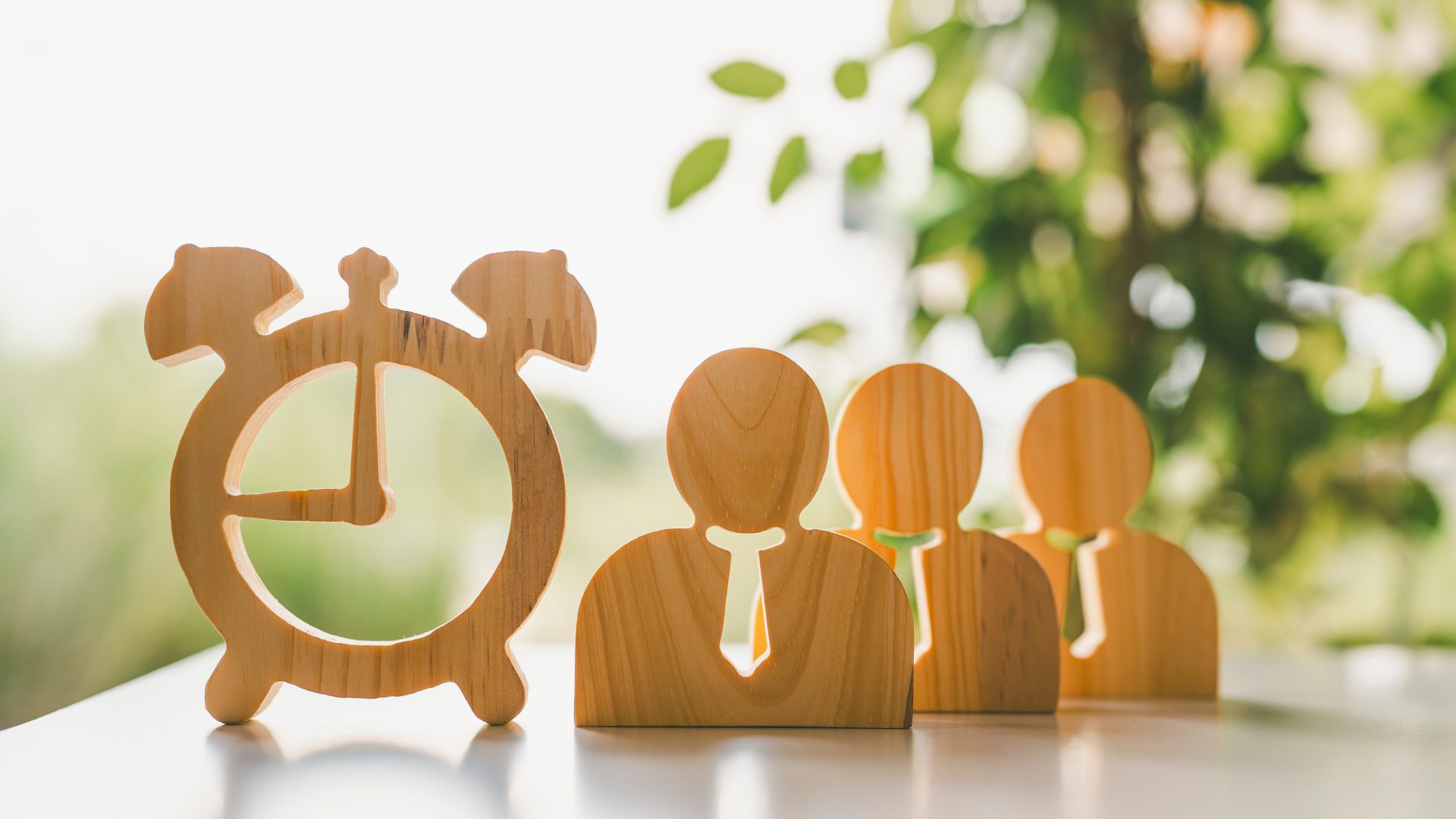 Zeitarbeit oder Direktvermittlung: Holzfiguren mit Stoppuhr als Symbol f&uuml;r Personal und Zeitmanagement